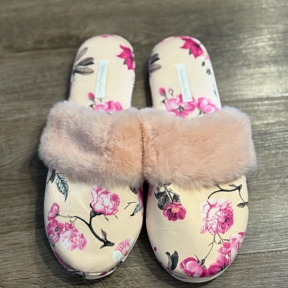 Victoria’s Secret Faux Fur Trim Slippers Floral Size Large - Picture 1 of 5